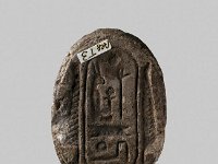 Aeg T 3 Unterseite  Aeg T 3, Rückseite, 19. Dyn. (Zeit Ramses II., 13. Jahrhundert v. Chr.) oder später, Skarabäus, Schwarz gefärbter Ton, L 8,2 cm, B 5,6 cm, H 4,0 cm